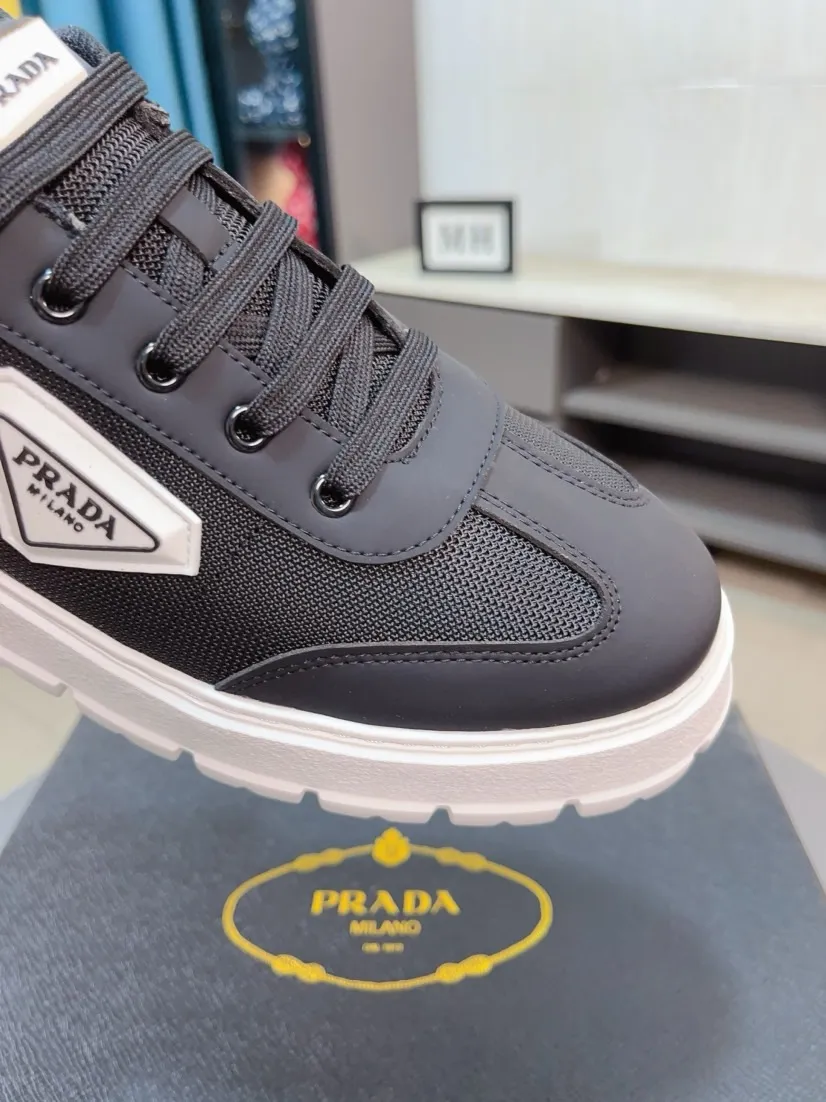 Men's shoes 💰440🌹🌹Prada 〈prada〉 luxury and fashionable high-end products ✊🔥The perfect last shape and top-notch handcrafting make this shoe immediately create a strong aristocratic atmosphere. Imported first-layer cowhide with brogue carving crafts💋Genuine leather lining🎶Rubber combination outsole specially imported from France for leather shoes😍Color: Mysterious Black☕️Size 38～44